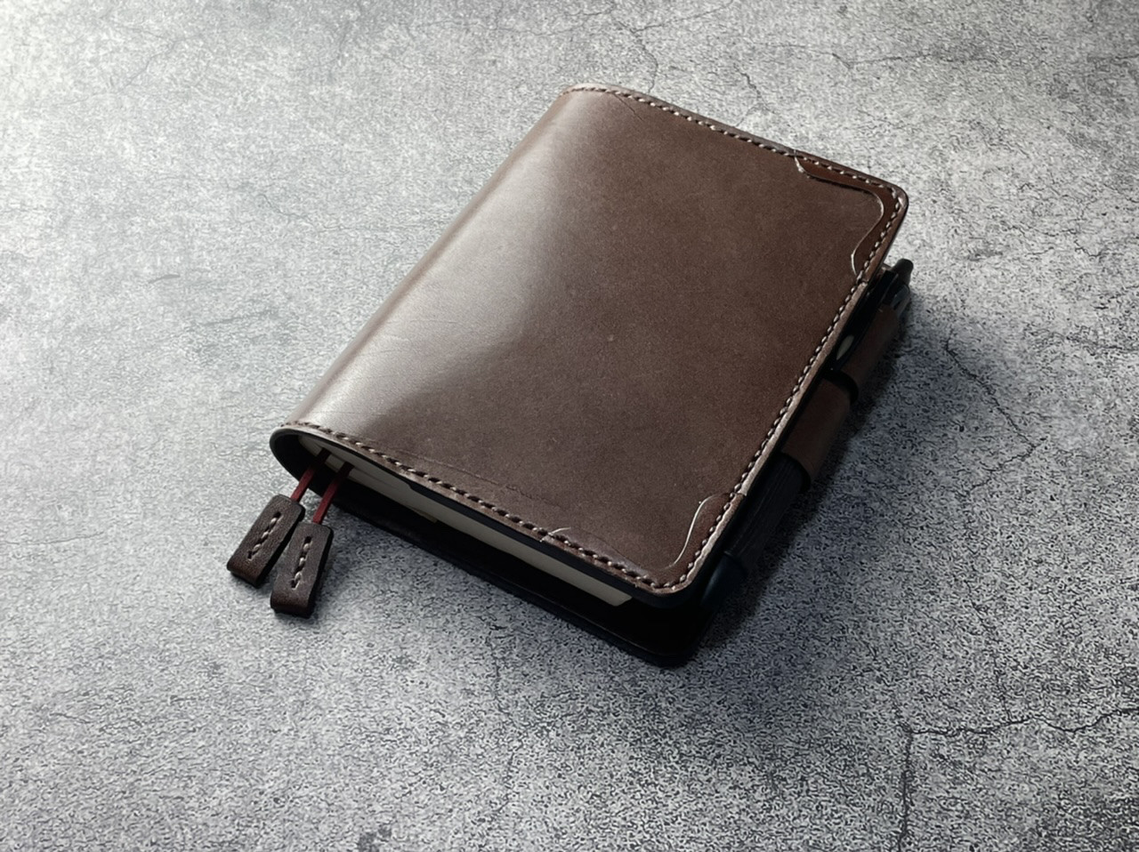 【手縫】マイブック (新潮文庫）用チョコ本革カバー（角飾り）２本しおり付き（バタフライストッパー）