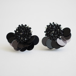 黒のビーズ付きフリンジアクセサリー 花園』ビーズのレース風フリンジ（黒）のピアス/イヤリング