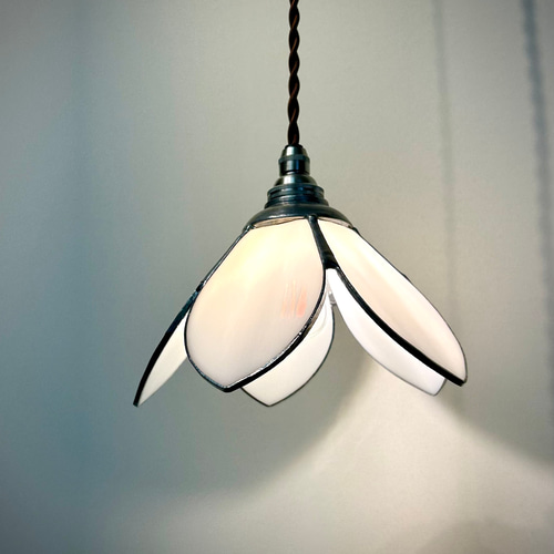 ステンドグラスのペンダントランプ 5枚の花びら、 ホワイト シーリング