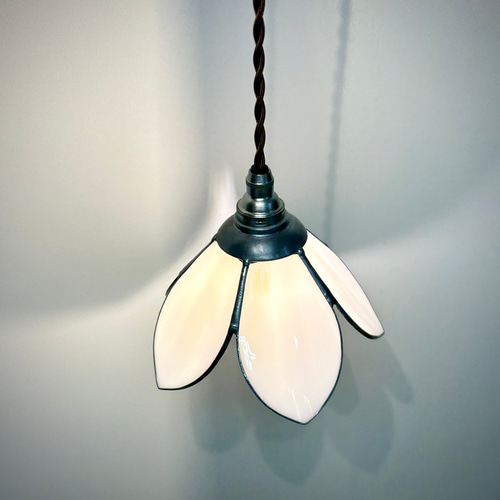 ステンドグラスのペンダントランプ 5枚の花びら、 ホワイト シーリング