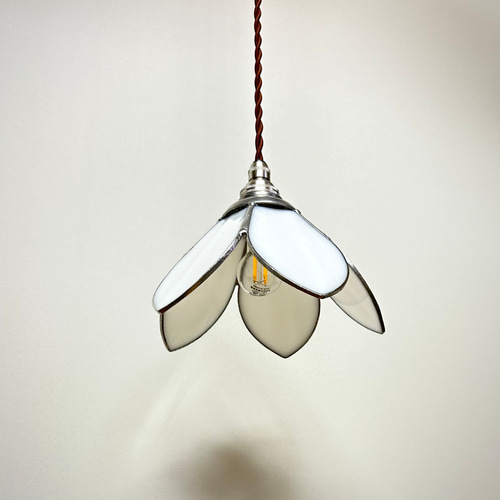 ステンドグラスのペンダントランプ 5枚の花びら、 ホワイト シーリング
