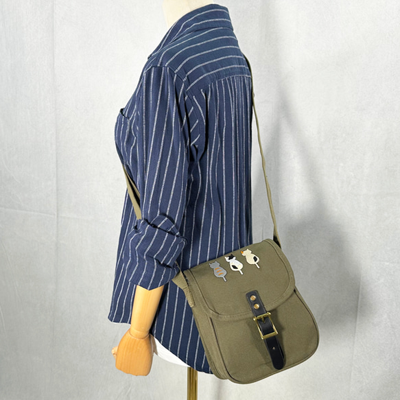 【ワケありな逸品】3匹の背中猫シルエット刺繍のキャンバス生地 フラッペミニショルダーバッグ/ポシェット＜カーキ＞ 1枚目の画像