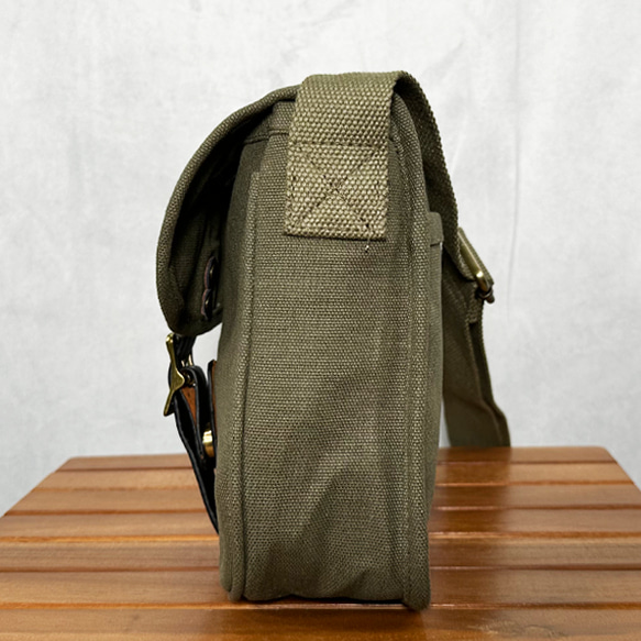 【ワケありな逸品】3匹の背中猫シルエット刺繍のキャンバス生地 フラッペミニショルダーバッグ/ポシェット＜カーキ＞ 9枚目の画像