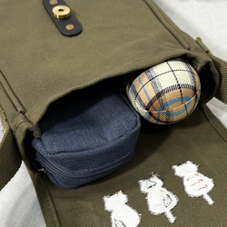 【ワケありな逸品】3匹の背中猫シルエット刺繍のキャンバス生地 フラッペミニショルダーバッグ/ポシェット＜カーキ＞ 7枚目の画像