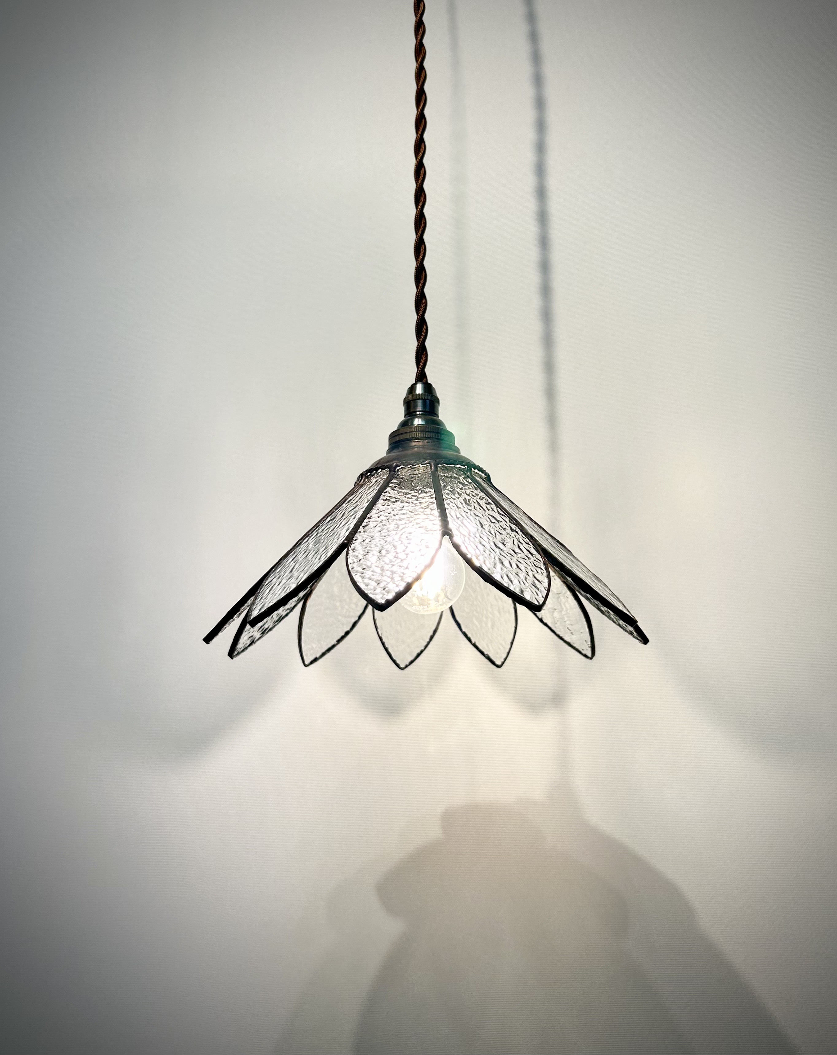 ステンドグラスのペンダントランプ　11枚の花びら、 クリア 10,950円