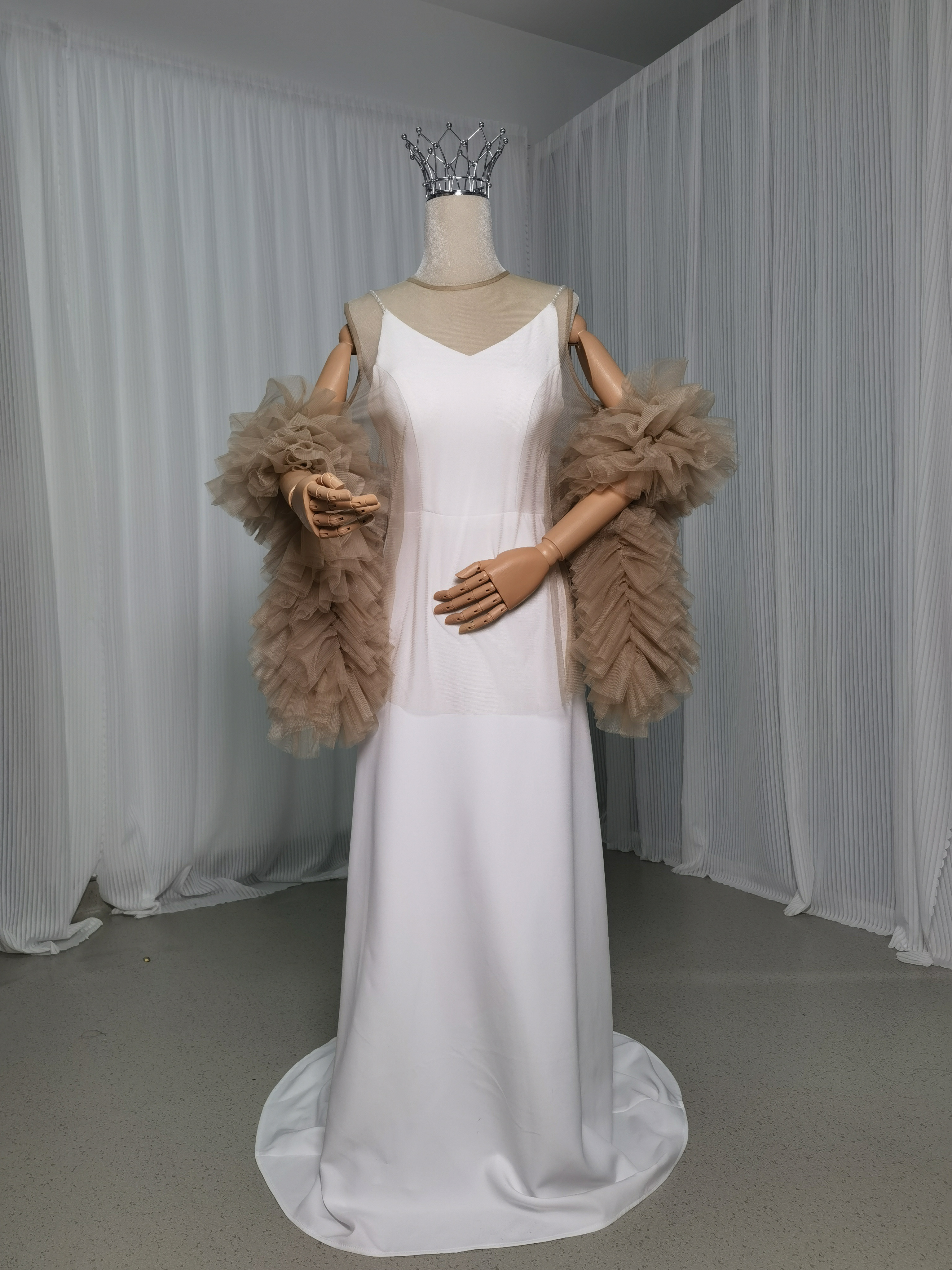 送料無料！ウェディングドレス ケープ風ドレス ベージュ 優しい 披露宴/結婚式 ふわふわ ロングワンピース