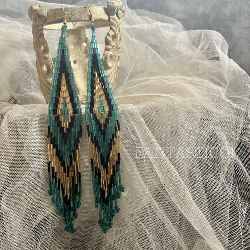 DRIES VAN NOTEN*喜びのクリスマスプレゼント*刺繍ピアス DRIES VAN NOTEN*クリスマスの特別な瞬間に贈る*刺繍ピアス