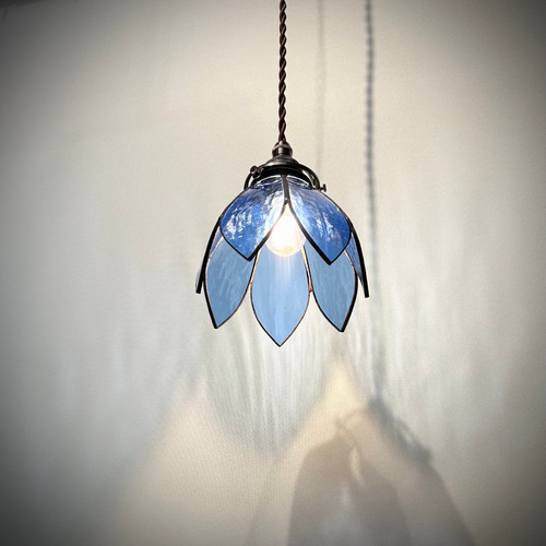 ステンドグラスのペンダントランプ 7枚の花びら、薄いブルー