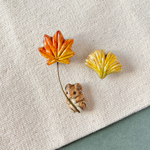 秋の野ねずみ ゆらゆらピンバッジ 【紅葉と銀杏】 ピンバッチ