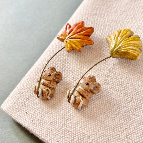 秋の野ねずみ ゆらゆらピンバッジ 【紅葉と銀杏】 ピンバッチ Topo