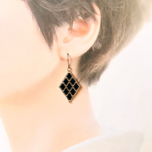 ブラック×シルバー ビーズステッチ ピアス/イヤリング ひし形