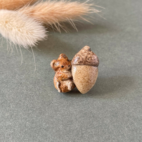 どんぐりと小さな野ねずみ 陶土ピンバッジ(ピンブローチ) ピンバッチ