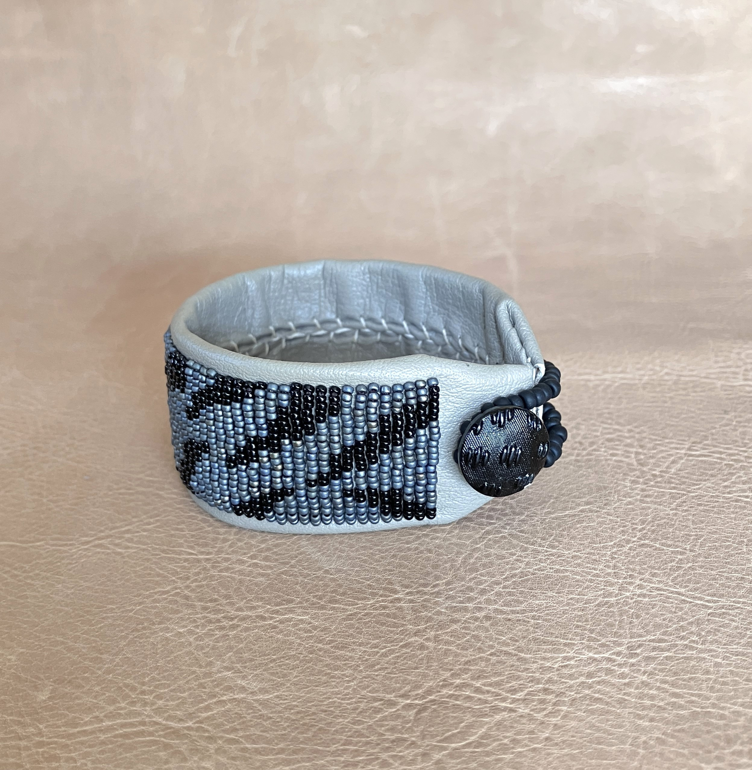 ＃109　zebra　pattern     本革ビーズ刺繍ブレスレット 5,850円