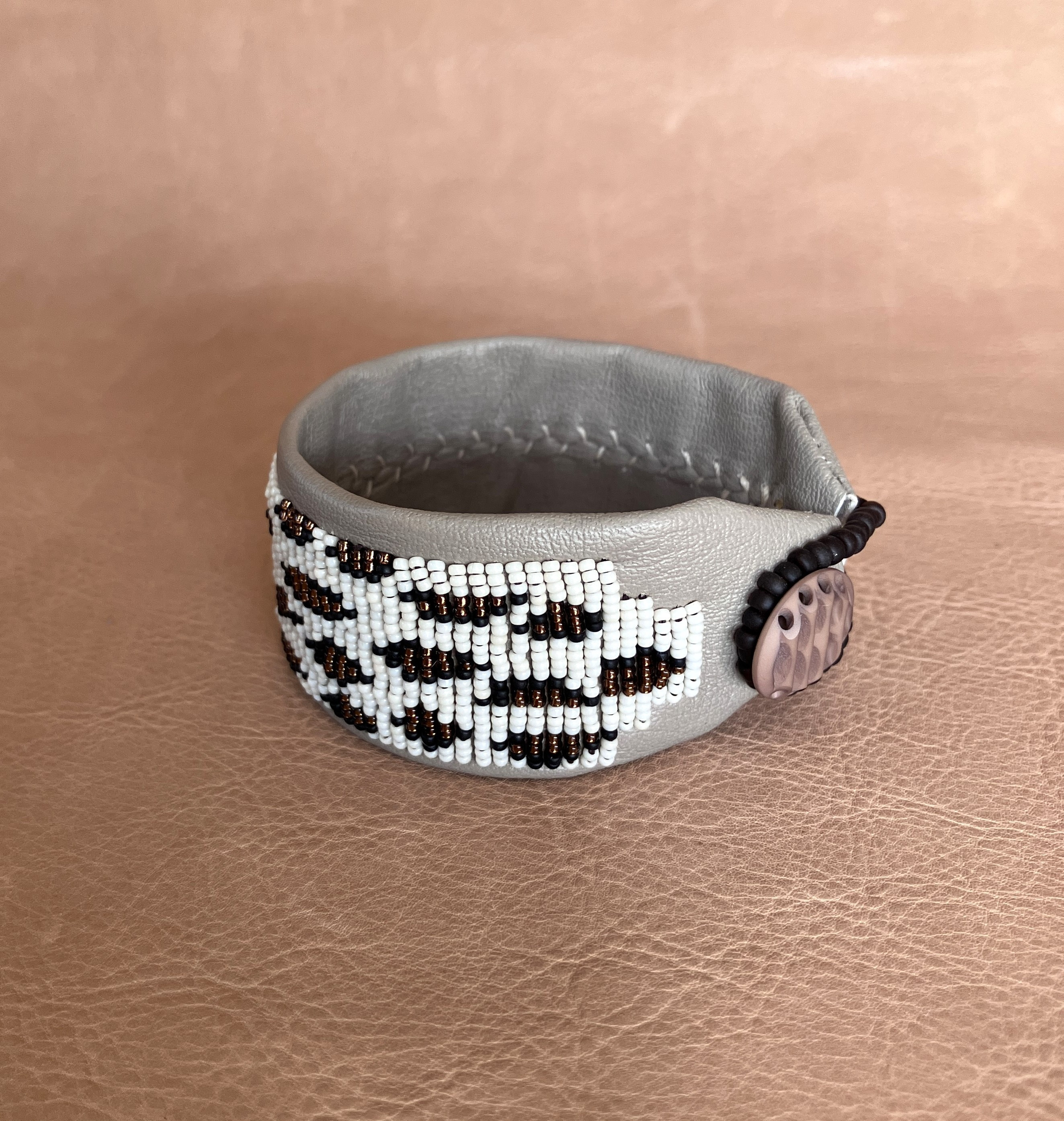 #108　　leopard  pattern    本革ビーズ刺繍ブレスレット