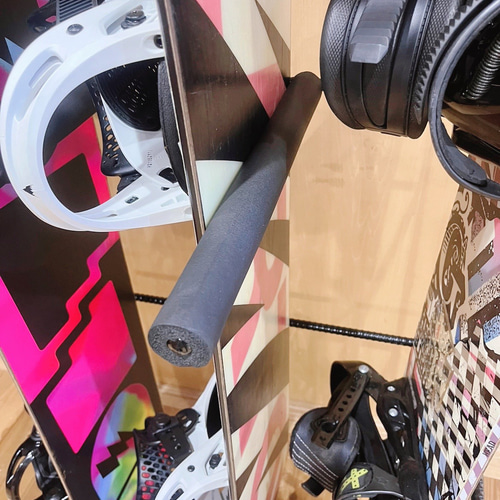 本格アイアンウッドのスノボー専用ラック ブーツ&ウェア収納一 本格アイアンウッドのスノボー専用ラック ブーツ&ウェア収納一