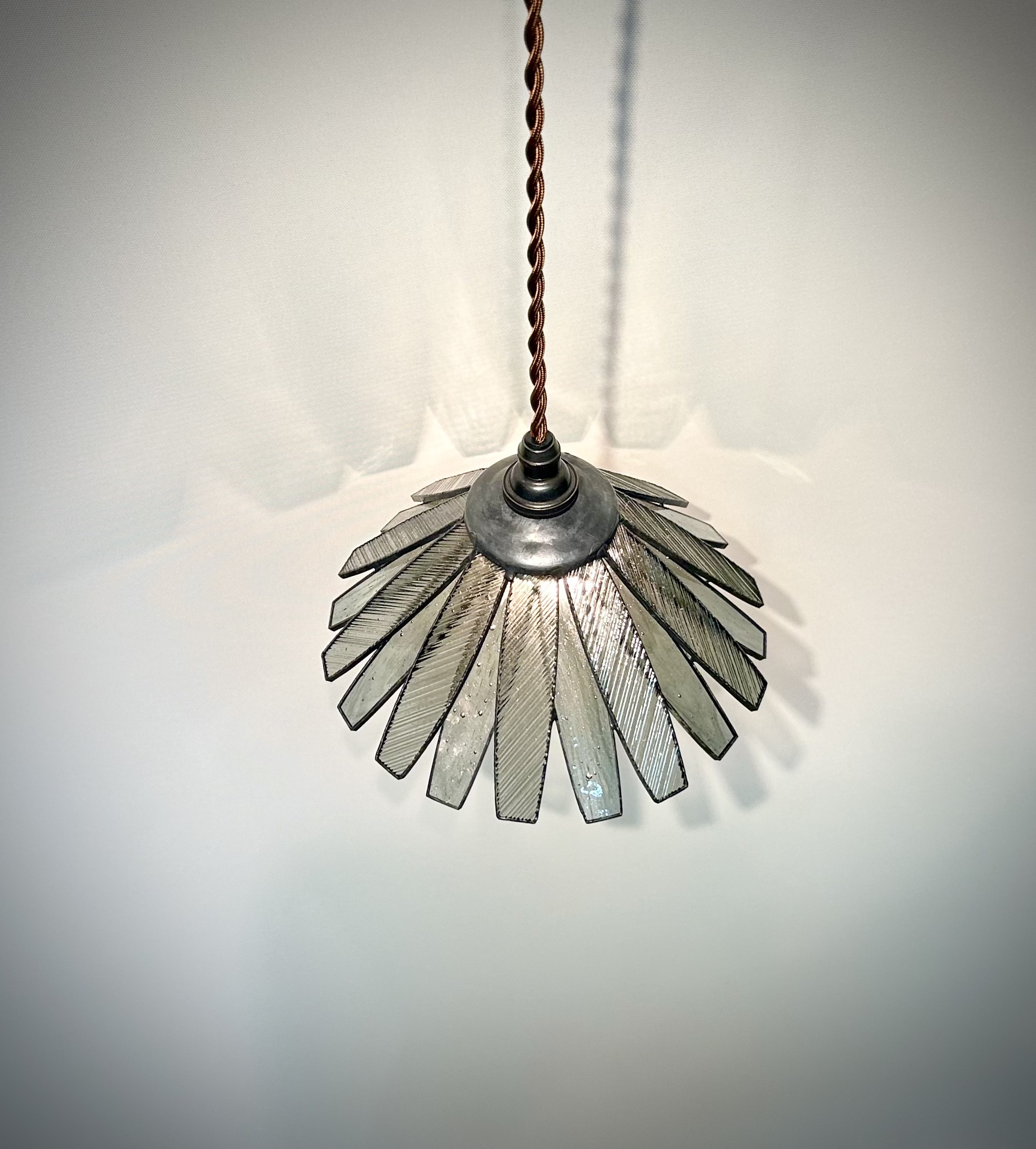 ステンドグラスのペンダントランプ　20枚の重なる花びら、グレー