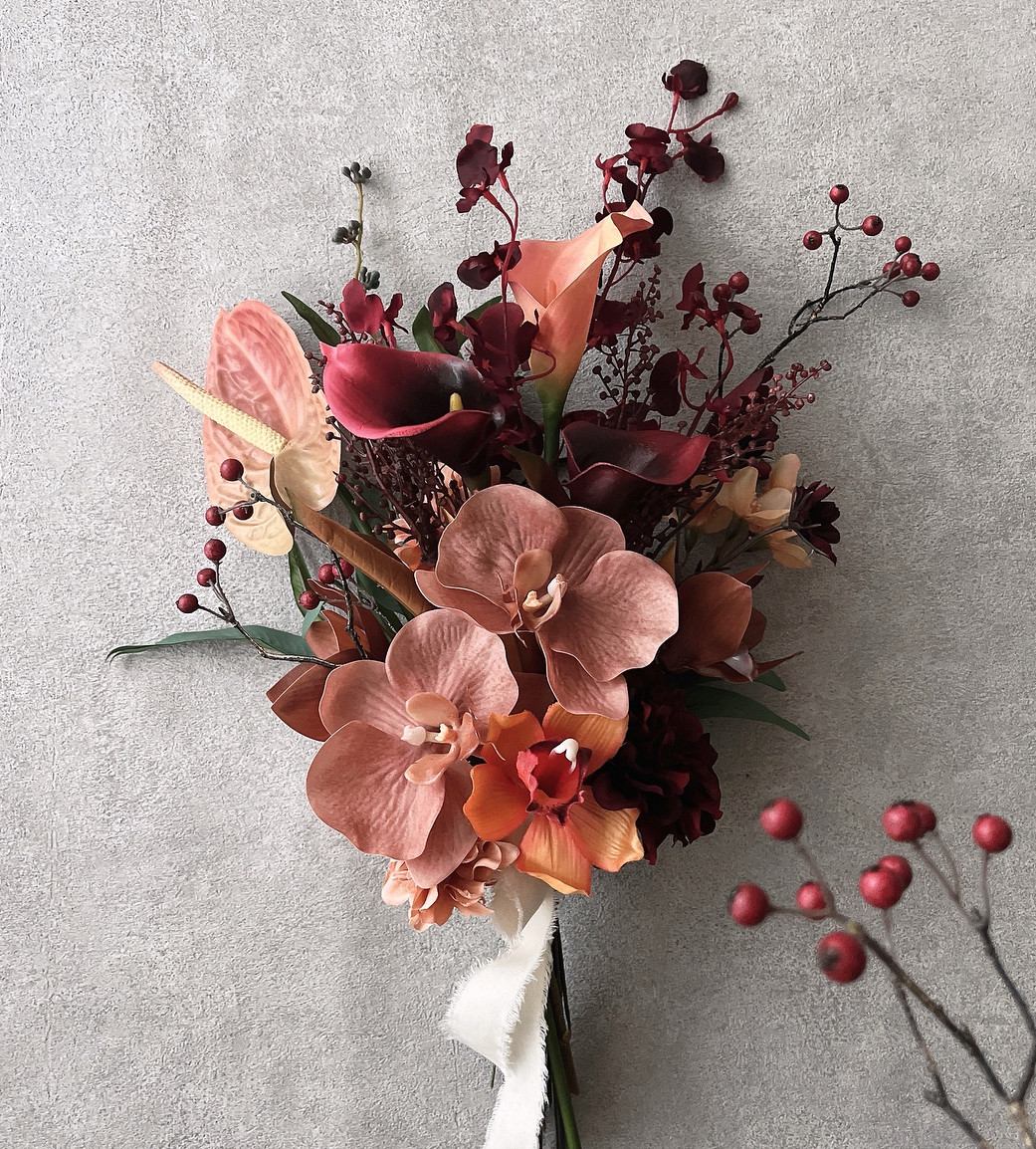 結婚式 ダリア アンスリウム　胡蝶蘭　アーティシャルフラワーウェディングブーケ テラコッタボルドーカラーとダリア のウェディングブーケ 胡蝶蘭