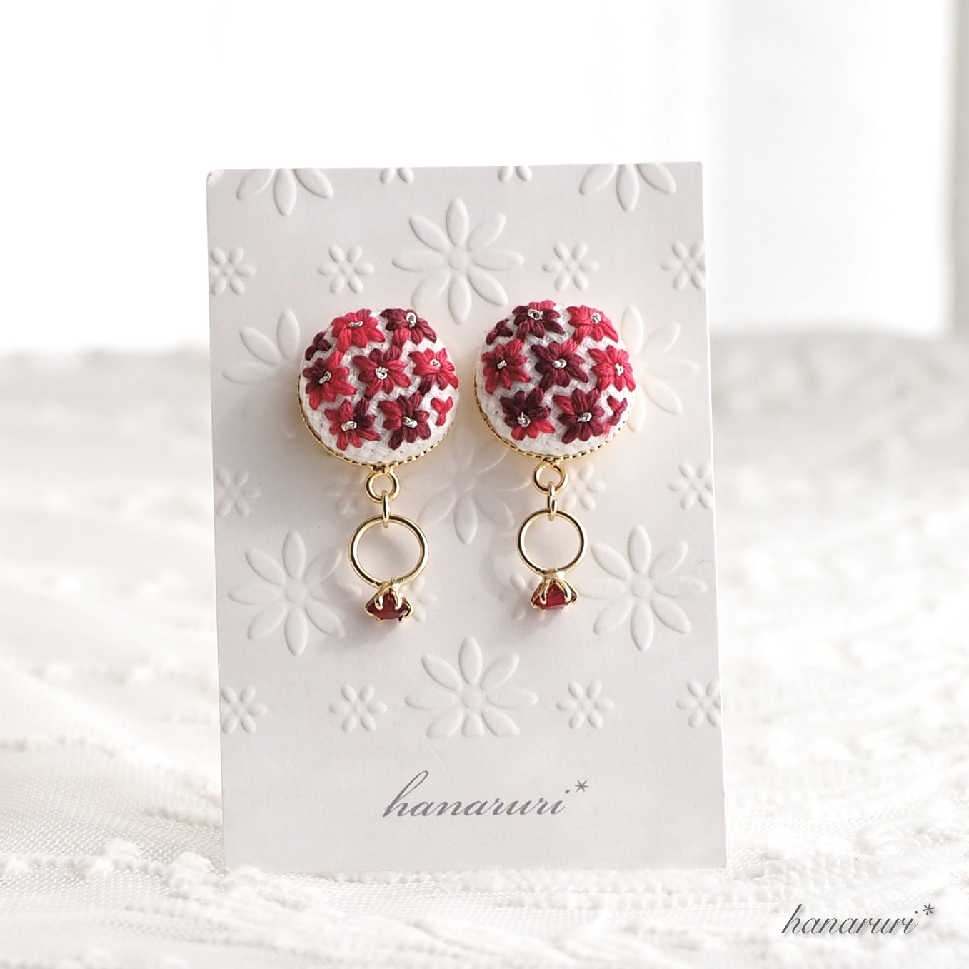誕生石1月・刺繍のイヤリングorピアス《ガーネット》 イヤリング