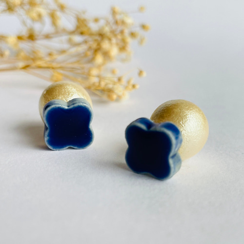 美濃焼】藍色の小さなお花とコットンパールバックキャッチピアス 