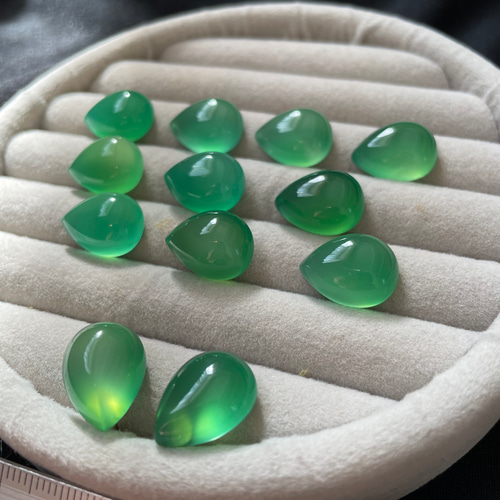 グリーンに魅せられて】14kgfグリーンオニキスペアシェイプピアス