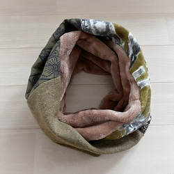 ミナペルホネン　マスタードカーキ系パッチ　ボリュームスヌード　もこもこスヌード　フワフワボア　冬支度 8枚目の画像