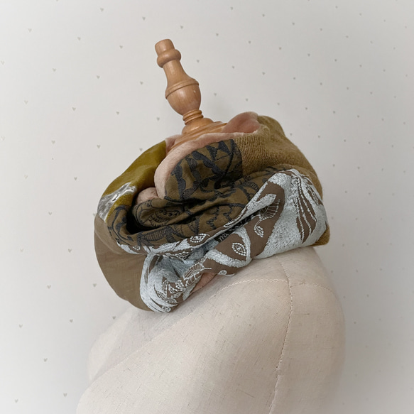 ミナペルホネン　マスタードカーキ系パッチ　ボリュームスヌード　もこもこスヌード　フワフワボア　冬支度 10枚目の画像