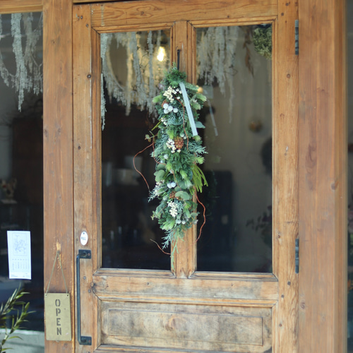 クリスマス2025 縦型スワッグ クリスマス スワッグ お花とアクセサリー