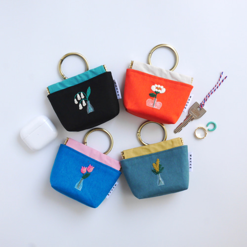 カバンにつける刺繍ポーチ：ホワイトフラワー ポーチ MAKKE