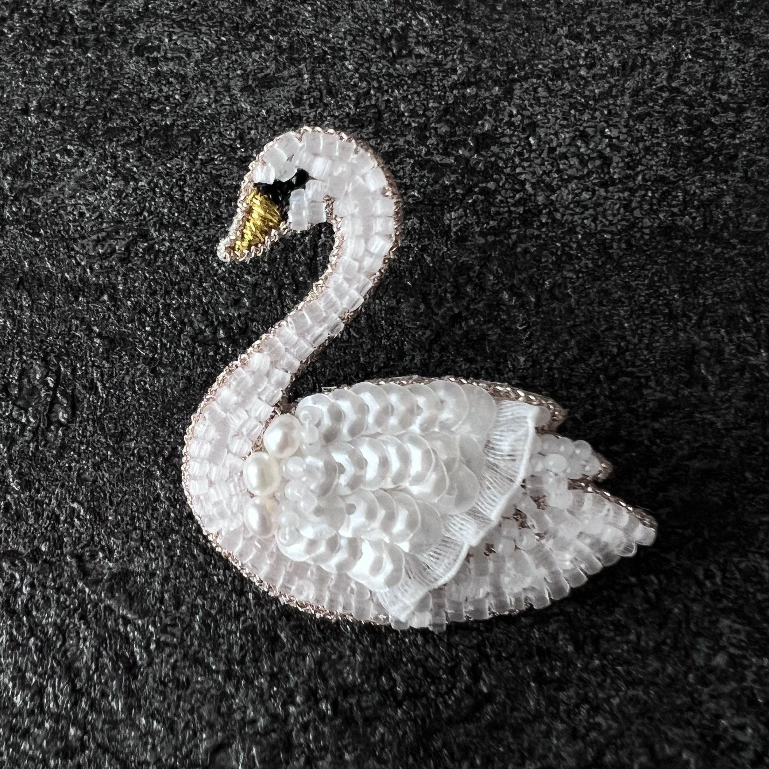 オートクチュールビーズ刺繍ホワイトオオカミブローチ