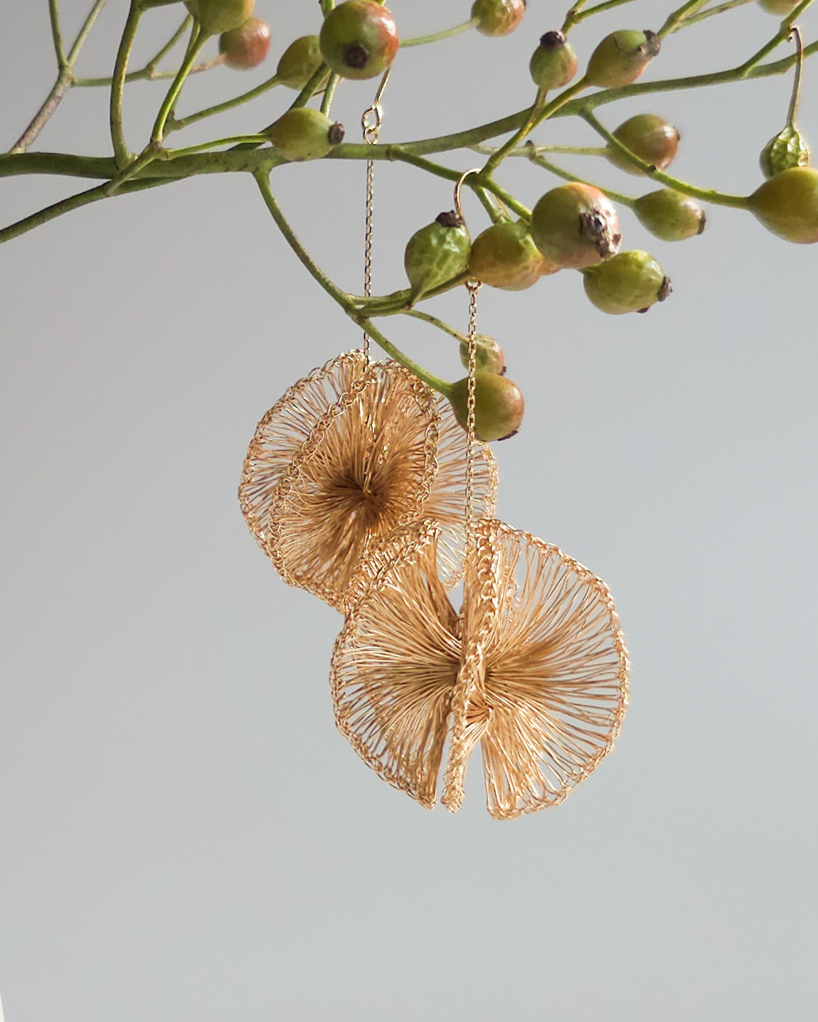 優雅な軌道を描く、まんまるワイヤークロッシェピアス ／イヤリング[ゴールド]