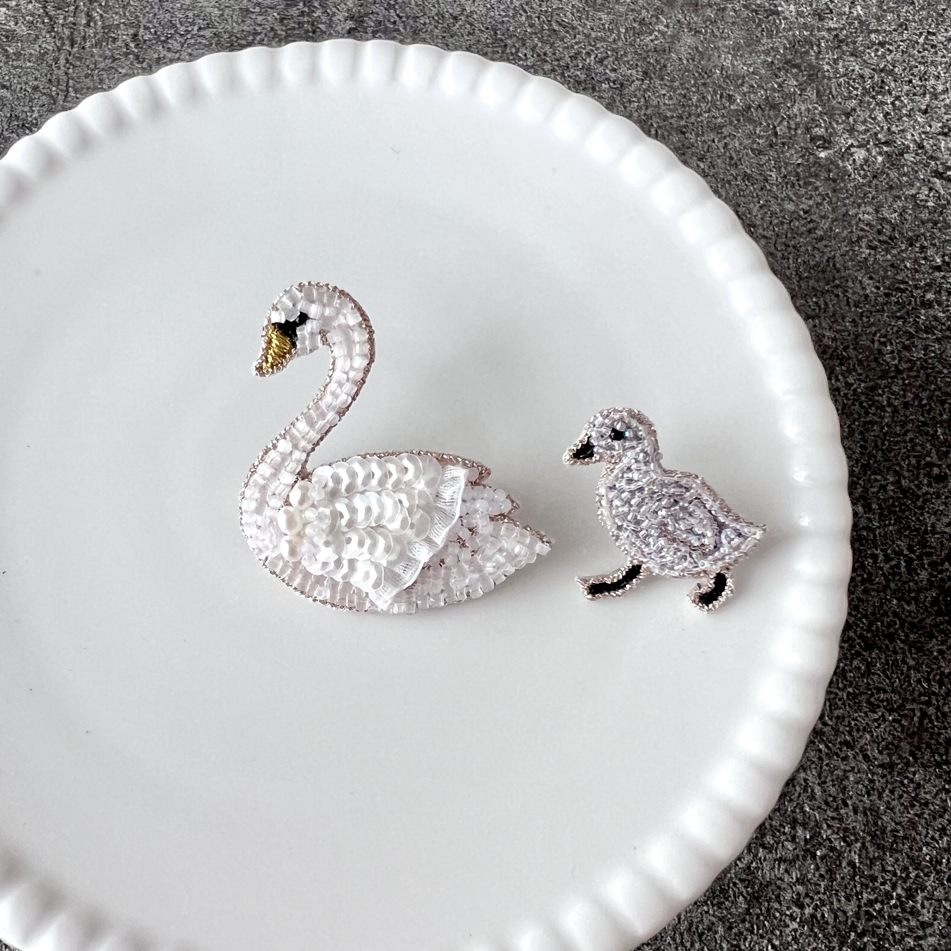 ★パリ五輪★【マコンエレスコワ】手刺繍ブローチ チキン ☆パリ五輪☆【マコンエレスコワ】手刺繍ブローチ チキン