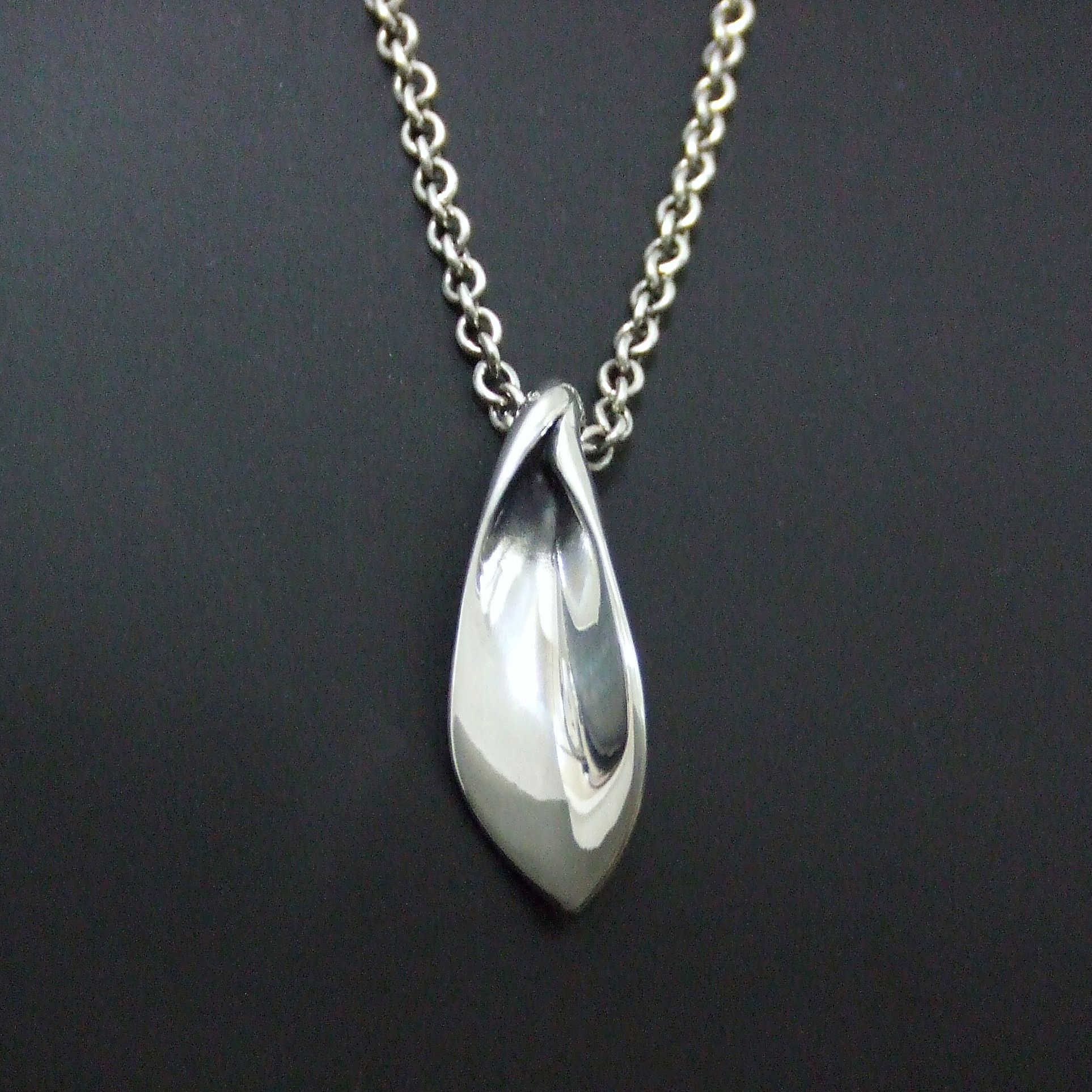 幸せを受けとめるリーフモチーフ、シルバーペンダント