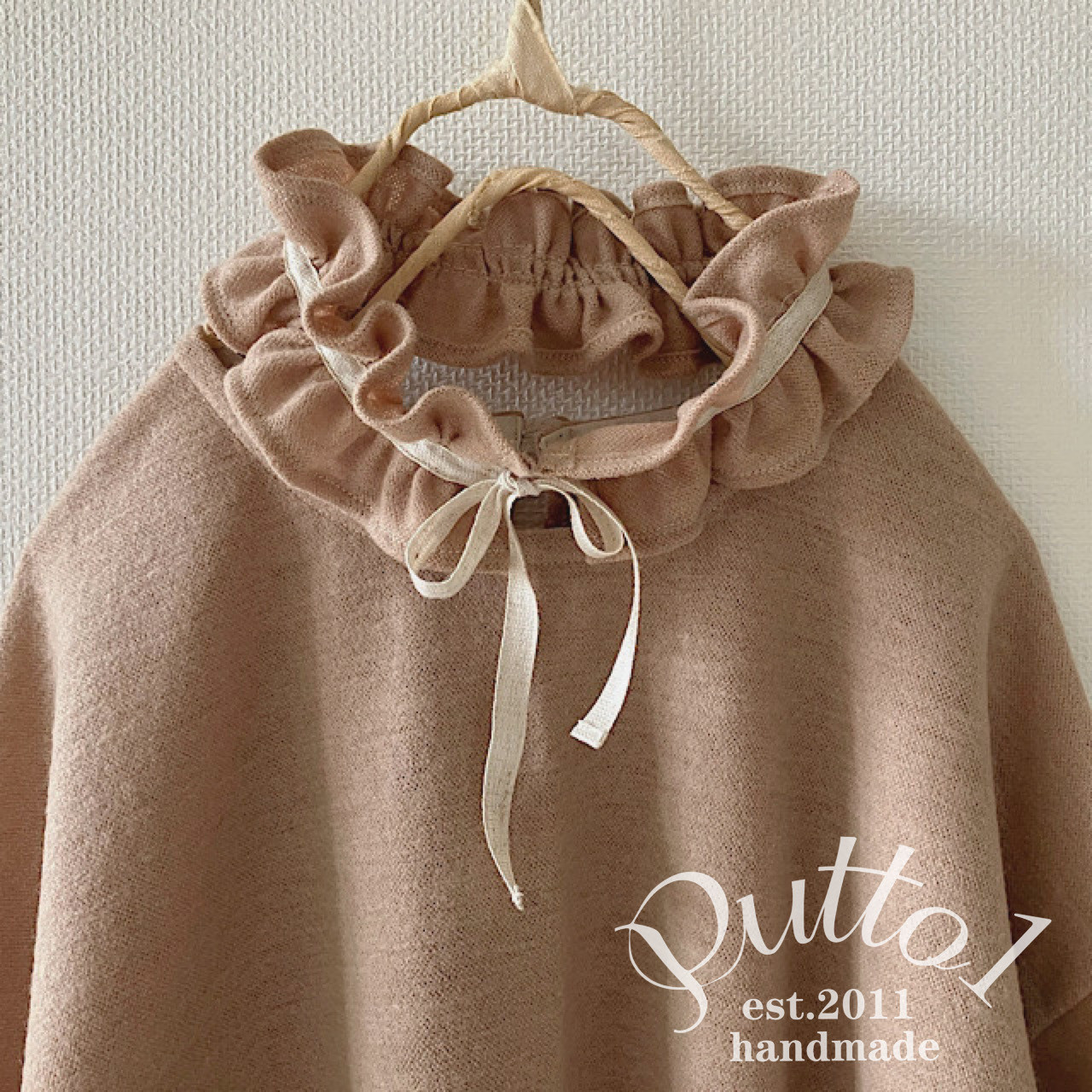 全6着「受注生産」取り外すせるリボンフリルカラーの薄手ウール混カットソー・ほんのり起毛・ベージュ