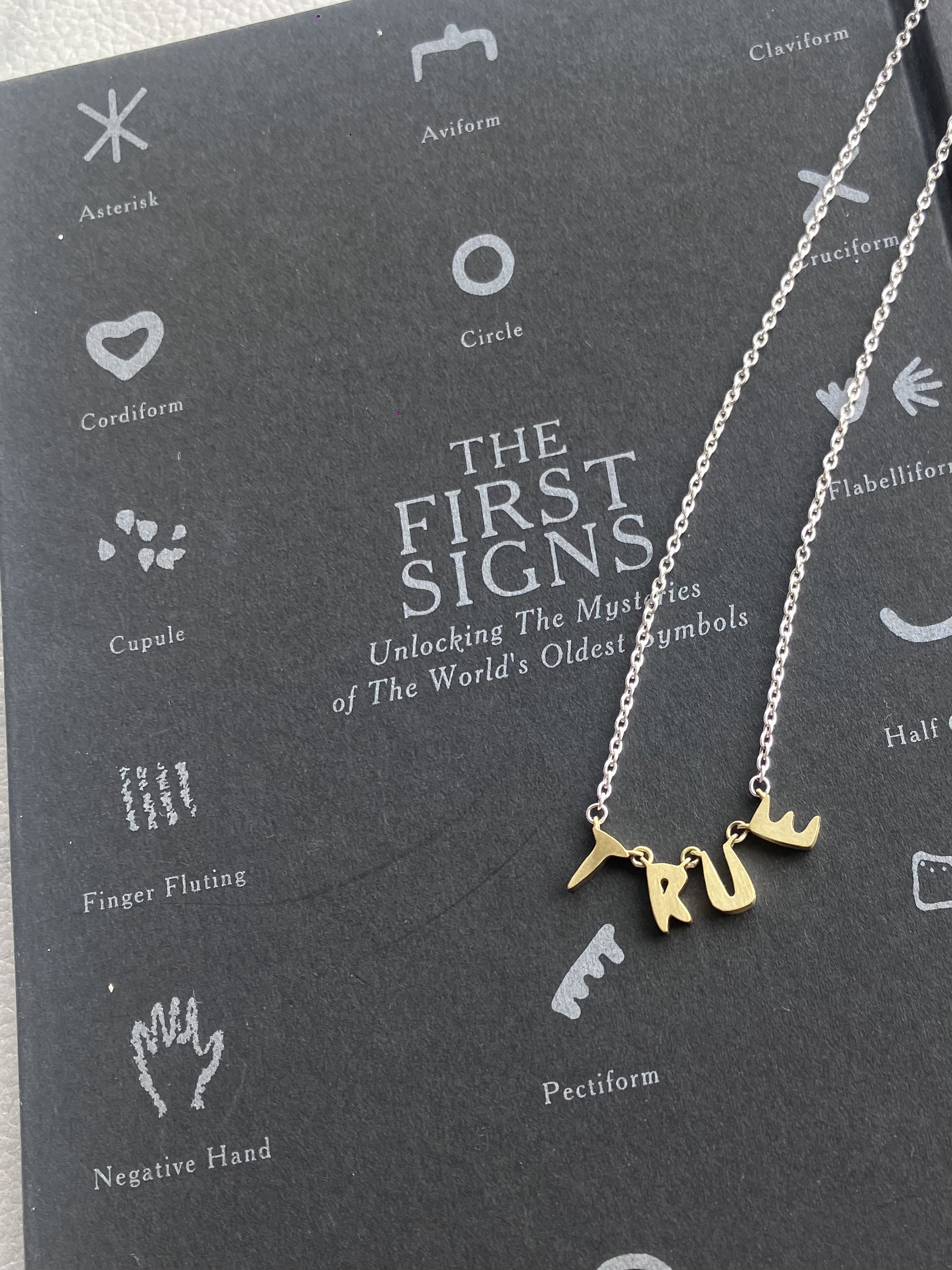 ユニセックス 真鍮とシルバーコンビネーション 文字ネックレス イニシャルネックレス