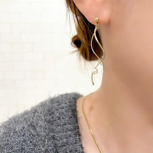 揺めき繊細ラインのパール ロング ピアス / イヤリング / ピアス