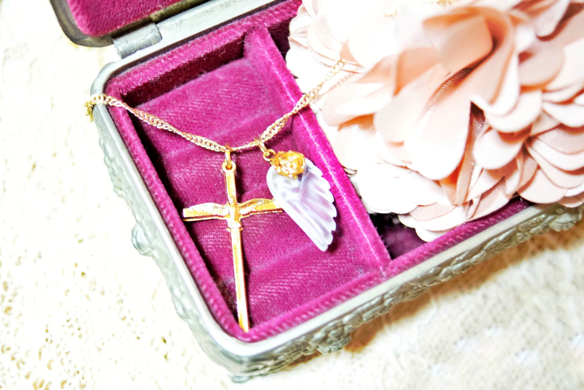 クロスとフロスティクリスタルの羽根のお守りネックレス