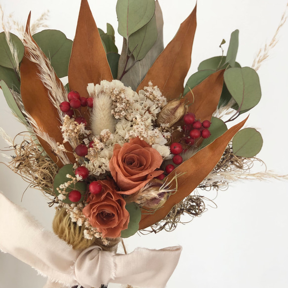 バラとグレビレアゴールドのスワッグブーケ❁ ドライフラワー　スワッグ　プレゼント　秋　ウエディング　プレゼント　 5枚目の画像