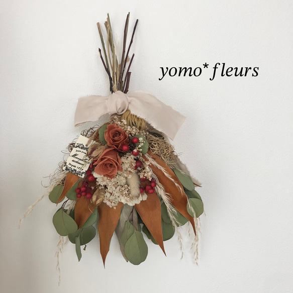 バラとグレビレアゴールドのスワッグブーケ❁ ドライフラワー　スワッグ　プレゼント　秋　ウエディング　プレゼント　 1枚目の画像