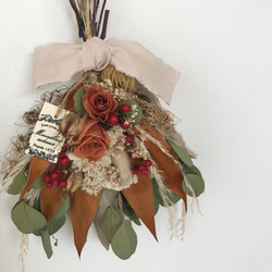バラとグレビレアゴールドのスワッグブーケ❁ ドライフラワー　スワッグ　プレゼント　秋　ウエディング　プレゼント　 2枚目の画像