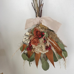 バラとグレビレアゴールドのスワッグブーケ❁ ドライフラワー　スワッグ　プレゼント　秋　ウエディング　プレゼント　 3枚目の画像