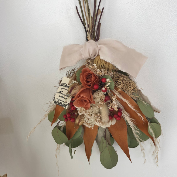 バラとグレビレアゴールドのスワッグブーケ❁ ドライフラワー　スワッグ　プレゼント　秋　ウエディング　プレゼント　 3枚目の画像