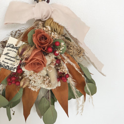 バラとグレビレアゴールドのスワッグブーケ❁ ドライフラワー　スワッグ　プレゼント　秋　ウエディング　プレゼント　 4枚目の画像