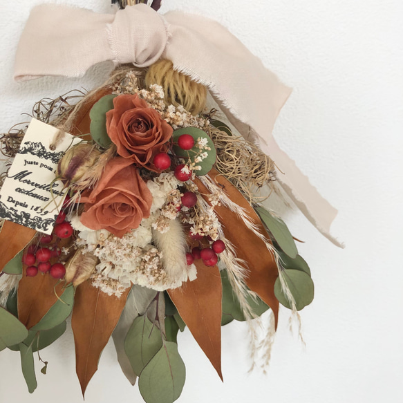 バラとグレビレアゴールドのスワッグブーケ❁ ドライフラワー　スワッグ　プレゼント　秋　ウエディング　プレゼント　 4枚目の画像