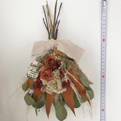 バラとグレビレアゴールドのスワッグブーケ❁ ドライフラワー　スワッグ　プレゼント　秋　ウエディング　プレゼント　 8枚目の画像