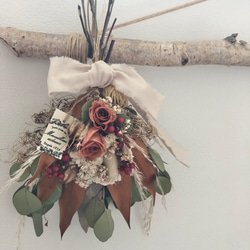 バラとグレビレアゴールドのスワッグブーケ❁ ドライフラワー　スワッグ　プレゼント　秋　ウエディング　プレゼント　 7枚目の画像