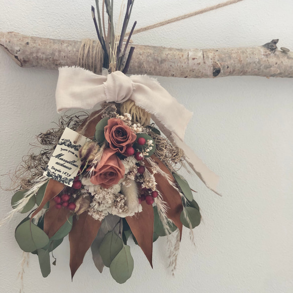 バラとグレビレアゴールドのスワッグブーケ❁ ドライフラワー　スワッグ　プレゼント　秋　ウエディング　プレゼント　 7枚目の画像