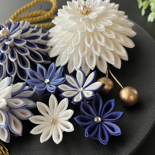 つまみ細工髪飾り　成人式　卒業式　ネイビー　紺色　振袖　着物　晴れ着　和装　袴 つまみ細工 髪飾り 成人式 ＊ 正絹 和装用 卒業式 結婚式