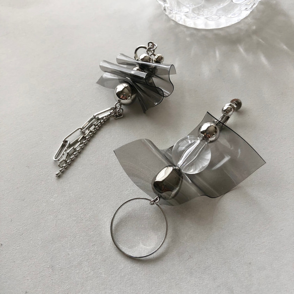 くしゅくしゅリボンとフープの大ぶりアシンメトリーピアス・イヤリング