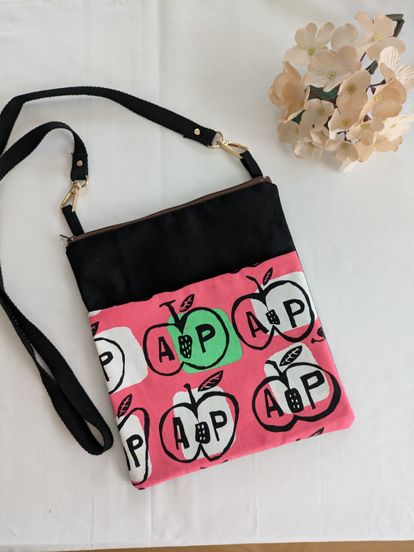 黒×ピンクりんご柄【明るく可愛いサコッシュ】 サコッシュ mamarun  
