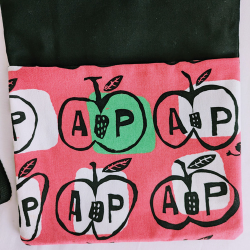 黒×ピンクりんご柄【明るく可愛いサコッシュ】 サコッシュ mamarun  